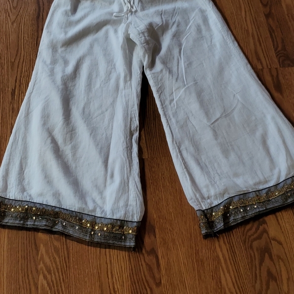 Womens capri pants white emblem on bottom - Picture 4 of 5